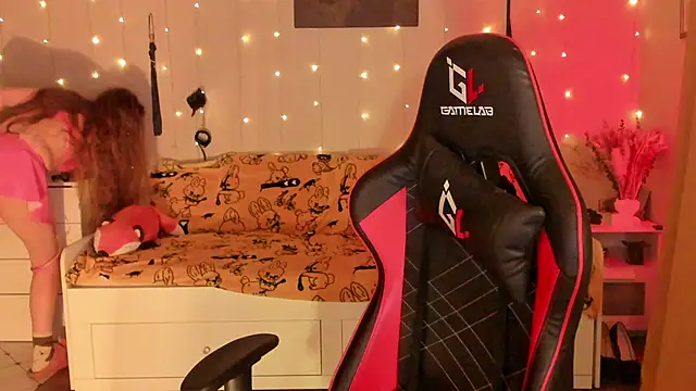 Snapshot of desperatehousewife__ chatting on 10/04/25, 04:16 desperatehousewife online show from 10/04/25, 04:16