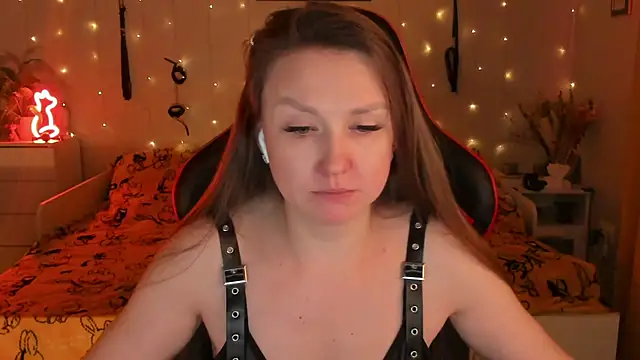 Snapshot of desperatehousewife__ chatting on 10/18/25, 07:36 desperatehousewife online show from 10/18/25, 07:36