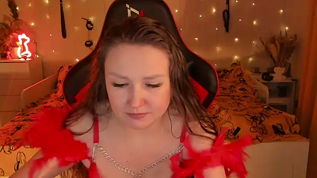 Snapshot of desperatehousewife__ chatting on 10/19/25, 06:08 desperatehousewife online show from 10/19/25, 06:08