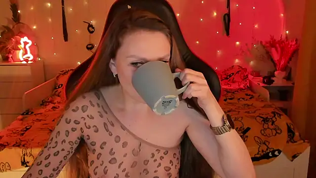 Snapshot of desperatehousewife__ chatting on 10/20/25, 07:14 desperatehousewife online show from 10/20/25, 07:14