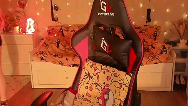 Snapshot of desperatehousewife__ chatting on 11/17/25, 12:49 desperatehousewife online show from 11/17/25, 12:49