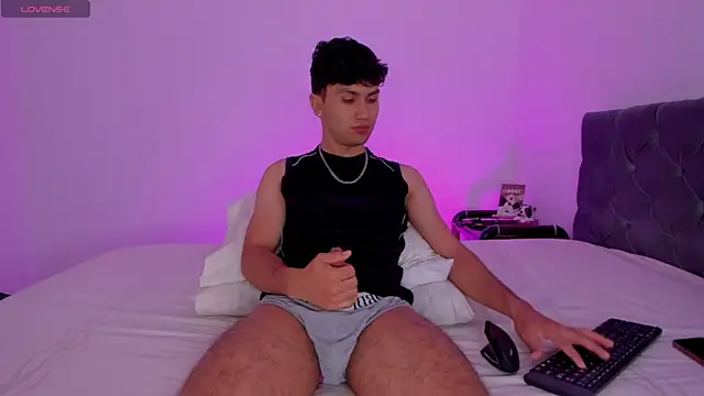 Snapshot of Valerio_James7 chatting on 02/14/25, 12:57 Valerio James7 online show from 02/14/25, 12:57