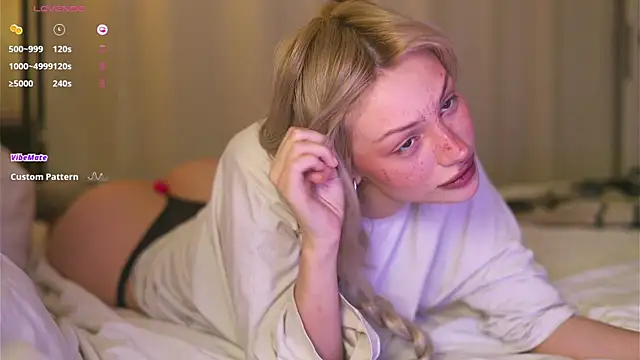 Snapshot of BabeHolly chatting on 10/26/25, 10:04 BabeHolly online show from 10/26/25, 10:04