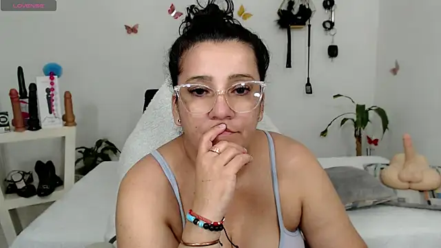 mom hot   online show from 10/21/25, 10:54