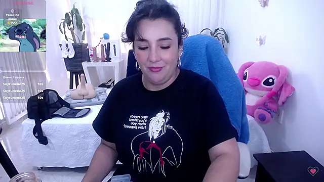 Snapshot of mom_hot__ chatting on 07/05/26, 09:00 mom hot online show from 07/05/26, 09:00