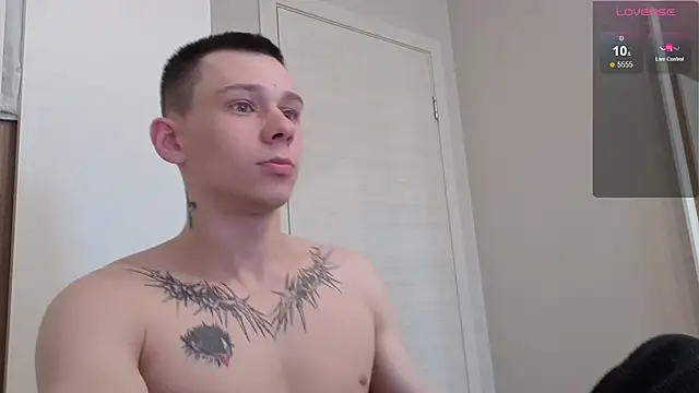 Snapshot of R1mmo__ chatting on 10/01/25, 12:00 R1mmo online show from 10/01/25, 12:00