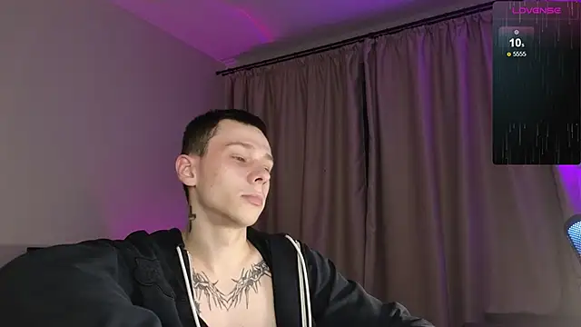 Snapshot of R1mmo__ chatting on 10/12/25, 07:46 R1mmo online show from 10/12/25, 07:46