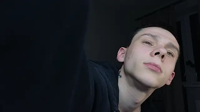 Snapshot of R1mmo__ chatting on 10/19/25, 12:55 R1mmo online show from 10/19/25, 12:55