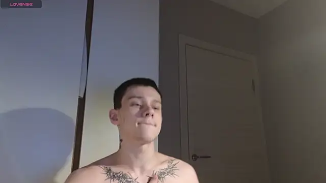 Snapshot of R1mmo__ chatting on 10/26/25, 06:58 R1mmo online show from 10/26/25, 06:58