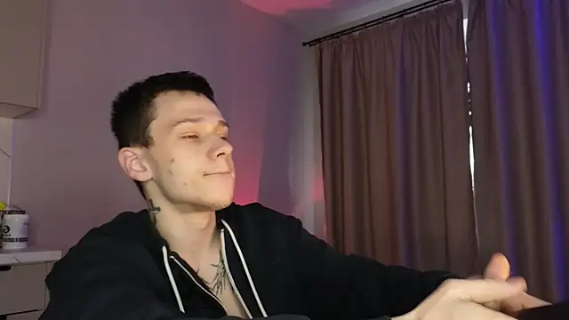 Snapshot of R1mmo__ chatting on 10/30/25, 11:44 R1mmo online show from 10/30/25, 11:44