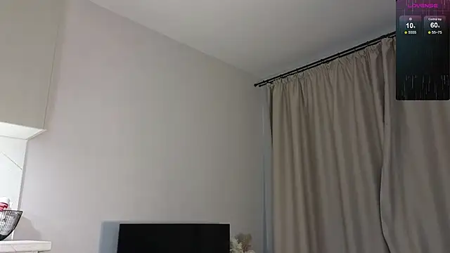 Snapshot of R1mmo__ chatting on 11/10/25, 06:29 R1mmo online show from 11/10/25, 06:29