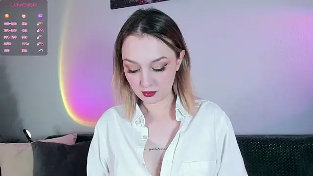 Snapshot of CrystalRey chatting on 12/18/25, 01:39 CrystalRey online show from 12/18/25, 01:39