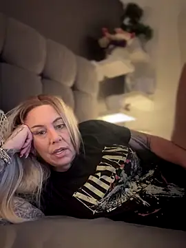 blondebitch2 online show from 11/14/25, 09:41