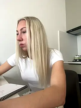 Snapshot of LuisaBecker chatting on 12/05/24, 10:23 LuisaBecker online show from 12/05/24, 10:23