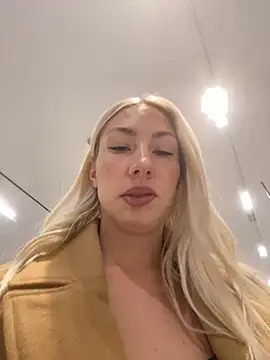 Snapshot of LuisaBecker chatting on 12/08/24, 01:58 LuisaBecker online show from 12/08/24, 01:58