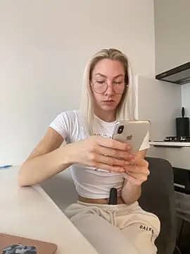 Snapshot of LuisaBecker chatting on 12/12/24, 11:40 LuisaBecker online show from 12/12/24, 11:40