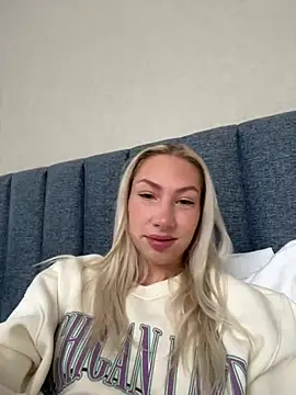 Snapshot of LuisaBecker chatting on 12/25/24, 06:20 LuisaBecker online show from 12/25/24, 06:20