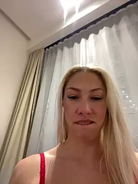 Snapshot of LuisaBecker chatting on 12/26/24, 04:14 LuisaBecker online show from 12/26/24, 04:14