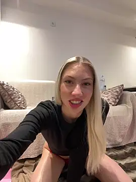 Snapshot of LuisaBecker chatting on 12/26/24, 08:42 LuisaBecker online show from 12/26/24, 08:42