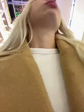 Snapshot of LuisaBecker chatting on 12/29/24, 03:46 LuisaBecker online show from 12/29/24, 03:46