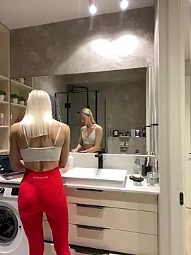 Snapshot of LuisaBecker chatting on 12/31/24, 02:25 LuisaBecker online show from 12/31/24, 02:25