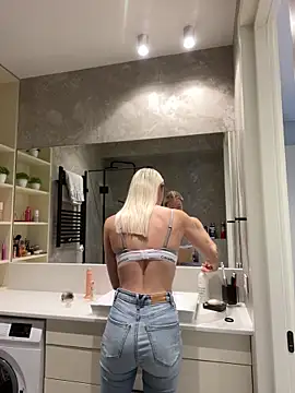 Snapshot of LuisaBecker chatting on 01/02/25, 12:13 LuisaBecker online show from 01/02/25, 12:13