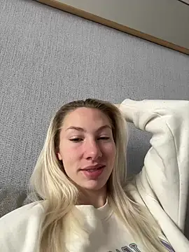 Snapshot of LuisaBecker chatting on 01/07/25, 09:40 LuisaBecker online show from 01/07/25, 09:40