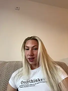 Snapshot of LuisaBecker chatting on 01/13/25, 01:17 LuisaBecker online show from 01/13/25, 01:17