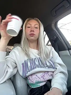 Snapshot of LuisaBecker chatting on 02/12/25, 09:31 LuisaBecker online show from 02/12/25, 09:31