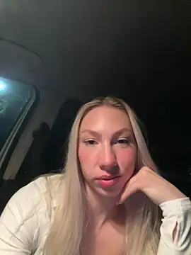 Snapshot of LuisaBecker chatting on 02/16/25, 06:32 LuisaBecker online show from 02/16/25, 06:32