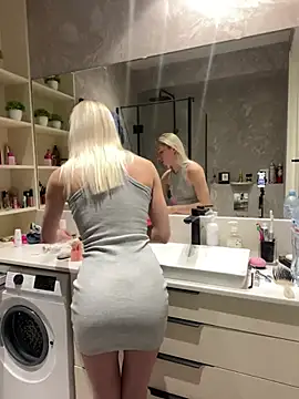 Snapshot of LuisaBecker chatting on 02/27/25, 04:21 LuisaBecker online show from 02/27/25, 04:21