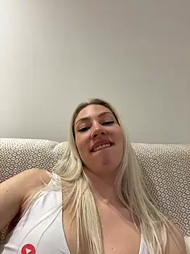 Snapshot of LuisaBecker chatting on 02/28/25, 09:12 LuisaBecker online show from 02/28/25, 09:12