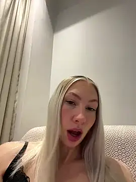 Snapshot of LuisaBecker chatting on 03/10/25, 08:23 LuisaBecker online show from 03/10/25, 08:23