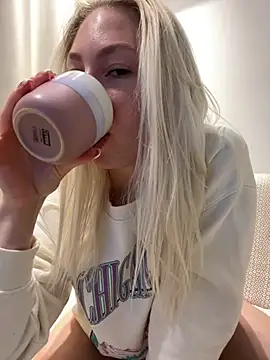 Snapshot of LuisaBecker chatting on 03/18/25, 07:10 LuisaBecker online show from 03/18/25, 07:10