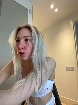 Snapshot of LuisaBecker chatting on 03/22/25, 01:30 LuisaBecker online show from 03/22/25, 01:30