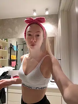 Snapshot of LuisaBecker chatting on 09/10/25, 08:25 LuisaBecker online show from 09/10/25, 08:25