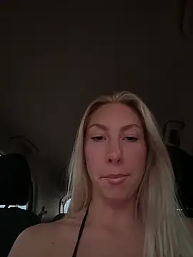 Snapshot of LuisaBecker chatting on 09/15/25, 04:07 LuisaBecker online show from 09/15/25, 04:07