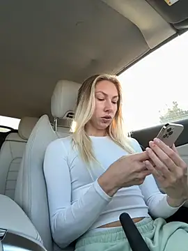 Snapshot of LuisaBecker chatting on 10/18/25, 12:28 LuisaBecker online show from 10/18/25, 12:28