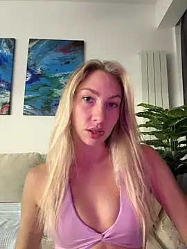 Snapshot of LuisaBecker chatting on 10/20/25, 05:35 LuisaBecker online show from 10/20/25, 05:35