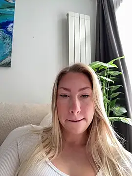 Snapshot of LuisaBecker chatting on 12/22/25, 08:22 LuisaBecker online show from 12/22/25, 08:22