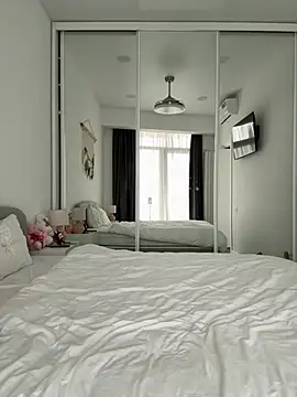 LuisaBecker online show from 06/25/26, 03:49