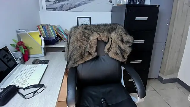 Snapshot of xenia_golden chatting on 10/23/25, 01:32 xenia golden online show from 10/23/25, 01:32