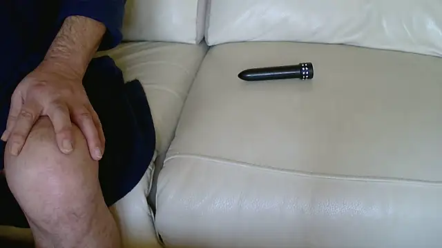 Snapshot of claudemichel chatting on 10/14/25, 03:02 claudemichel online show from 10/14/25, 03:02