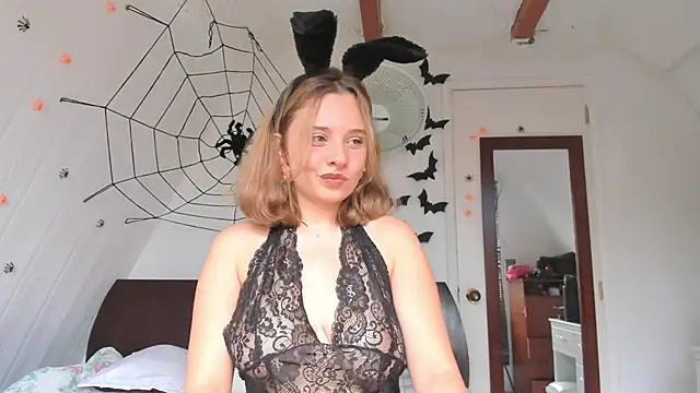 Snapshot of Sophy_Bunny chatting on 10/18/25, 06:30 Sophy Bunny online show from 10/18/25, 06:30