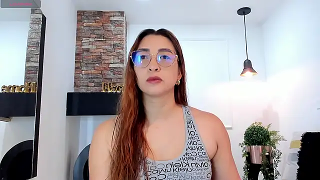 Snapshot of _LaraMom_ chatting on 02/26/25, 12:14 LaraMom online show from 02/26/25, 12:14