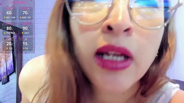 Snapshot of _LaraMom_ chatting on 10/22/25, 07:46 LaraMom online show from 10/22/25, 07:46