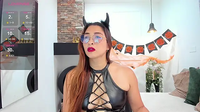 Snapshot of _LaraMom_ chatting on 10/31/25, 07:37 LaraMom online show from 10/31/25, 07:37