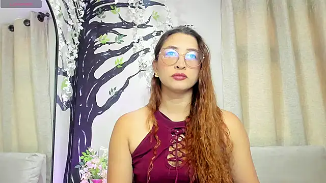 Snapshot of _LaraMom_ chatting on 11/16/25, 12:22 LaraMom online show from 11/16/25, 12:22