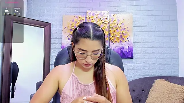 Snapshot of _LaraMom_ chatting on 11/19/25, 07:25 LaraMom online show from 11/19/25, 07:25