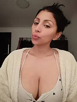 tiffani  love online show from 06/24/26, 03:33
